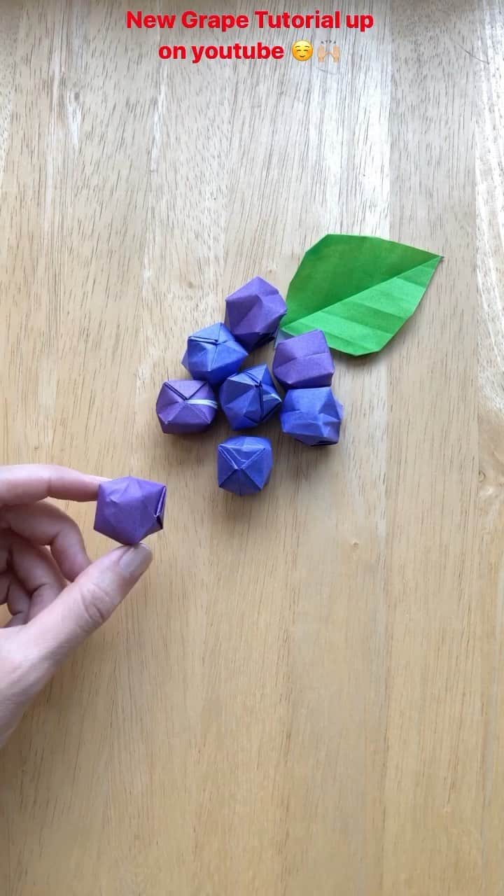 KATのインスタグラム：「My favorite autumn fruit is grapes and there is nothing better than Kyoho grapes from Japan. 🍇⁣ ⁣ It would mean the world to me if you would go and watch the video (link to my channel in the bio @katmcdowell ) and if you end up making these tag me in your photos! ⁣ ⁣ 秋ははやっぱりキョホウのぶどうが一番！⁣ 新しい折り紙ビデオをユーチューブにアップしました！　是非折って見てね。^_^⁣ 　⁣ #origami #origamitutorial #origamigrapes #grapes #falldecorations #diyfalldeco」