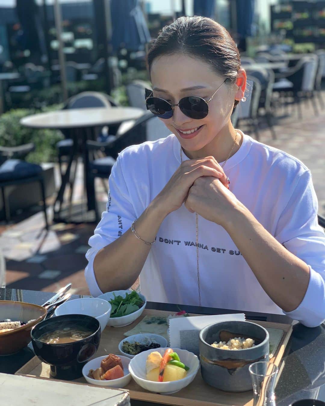 黒沢祐子さんのインスタグラム写真 - (黒沢祐子Instagram)「・ ・ メイクのことについて良く聞かれストーリズには 度々あげているけどpostはしてなかったので✍️  基本的に化粧下地(ベース)のみのノーファンデ  日焼け止めを両手に伸ばして押さえるように 首までつけたあと、真ん中の　@etvos.jp を2プッシュ 左の　@sisleyparisofficial をパールひと粒くらい 手のひらで混ぜて、手で伸ばしながらつけています 右の @grid_beauty はさらに艶を出したい時に 1プッシュ混ぜる感じキラキラします @grid_beauty はyukarinegishi ちゃんに オススメいただいてからお気に入り  ちなみに日焼け止めは色々使ってるけど　@dermalogicajp が一番好き  2、3枚目の写真は　@etvos.jp メインに シスレー混ぜた通常パターン ・ ・ #life #beauty  @etvos.jp が最近のお気に入りです」10月25日 14時56分 - yukowedding