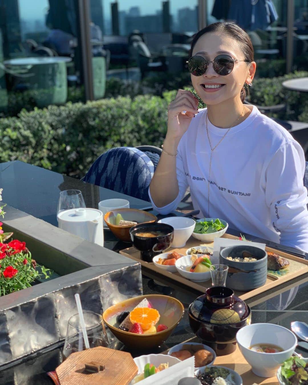 黒沢祐子さんのインスタグラム写真 - (黒沢祐子Instagram)「・ ・ メイクのことについて良く聞かれストーリズには 度々あげているけどpostはしてなかったので✍️  基本的に化粧下地(ベース)のみのノーファンデ  日焼け止めを両手に伸ばして押さえるように 首までつけたあと、真ん中の　@etvos.jp を2プッシュ 左の　@sisleyparisofficial をパールひと粒くらい 手のひらで混ぜて、手で伸ばしながらつけています 右の @grid_beauty はさらに艶を出したい時に 1プッシュ混ぜる感じキラキラします @grid_beauty はyukarinegishi ちゃんに オススメいただいてからお気に入り  ちなみに日焼け止めは色々使ってるけど　@dermalogicajp が一番好き  2、3枚目の写真は　@etvos.jp メインに シスレー混ぜた通常パターン ・ ・ #life #beauty  @etvos.jp が最近のお気に入りです」10月25日 14時56分 - yukowedding