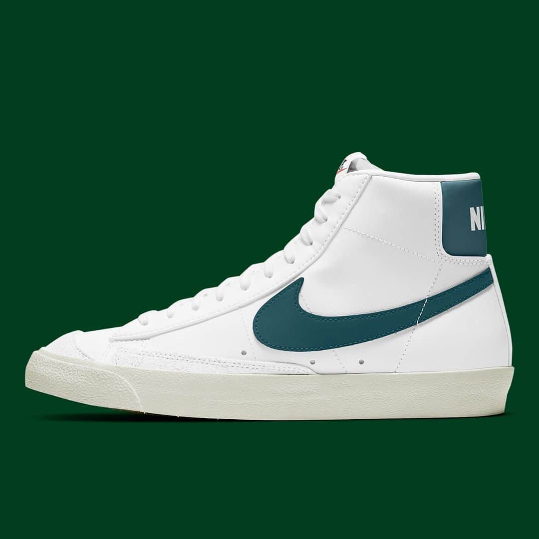 Sneaker Newsさんのインスタグラム写真 - (Sneaker NewsInstagram)「Nike's clean and simple approach to its vintage Blazer Mid '77 continues with this hunter green finish. For a closer look, hit the link in our bio.」10月25日 15時00分 - sneakernews