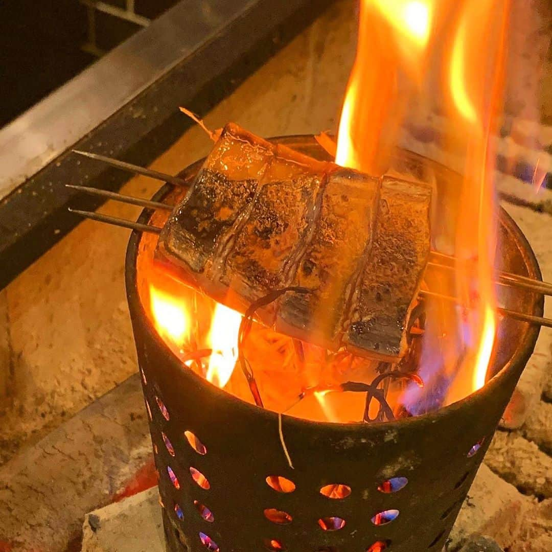 池袋寅箱さんのインスタグラム写真 - (池袋寅箱Instagram)「真鯛と平茸の昆布〆 鰆の藁焼き刺し . 日本酒と一緒にどぅーぞ！ . ジビエ、鰻も是非！ . 本日15時オープンですのでお待ちしてまーす！ . #池袋寅箱 #真鯛 #平茸 #昆布〆 #鰆 #藁焼き #ジビエ #鹿 #猪 #兎 #鰻 #天然鰻 #食べ比べ #蒲焼き #白焼き #鰻重 #池袋グルメ #池袋ディナー #池袋西口 #居酒屋 #美味しい」10月25日 15時14分 - ikebukurotorabako