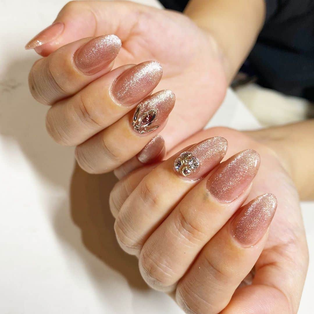 米本紗弥香のインスタグラム：「my nail♡  #マグネットネイル 初めてしました♬ 磁石で中心にラメを集めてます✨ 色合いも可愛い❤️ そして1周年記念おめでとう‼︎‼︎ #opi #ハンドパック 頂きました🤲  #nails #naildesign #nailsofinstagram #magneticnails #osakanail  #ネイル #ジェルネイル #ネイルデザイン #ネイルアート #秋ネイル #シンプルネイル #ピンクネイル #キラキラ #ピンク #大人ネイル #ラメネイル #周年 #オーピーアイ」