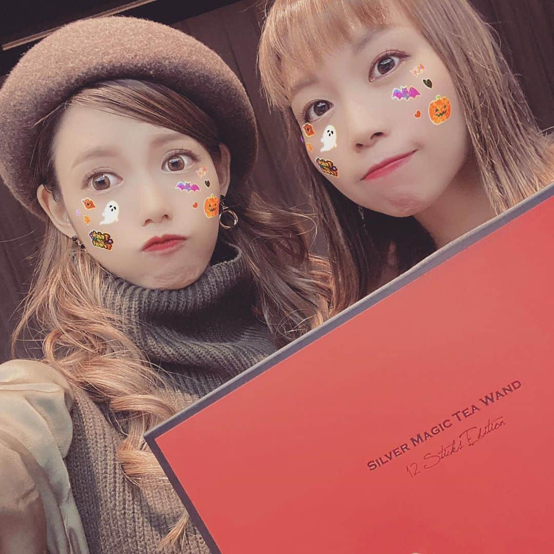 三ツ井裕美さんのインスタグラム写真 - (三ツ井裕美Instagram)「コーヒーはもちろん、最近紅茶も結構好きなのですが、とっても美味しい紅茶いただいちゃいました！ ・ SILVER MAGIC TEA WANDさんの紅茶セット☕︎ ・ 見た目もなんか色鉛筆みたいに鮮やかで可愛いし、ひとつひとつ味も違うのですが本当に美味しいんです✨✨ ・ 自分でも飲みたいし、誰かにプレゼントしたくなる紅茶だなぁと思いました☺️ ・ というわけで、紅茶をくれた舞香ちゃんとハロウィンっぽい動画を。。。笑🎃👻😈 ・ ・ #silvermagicteawand #紅茶 #11月1日は紅茶の日らしい #ハロウィンもう何年もしてないw」10月25日 15時16分 - hiromi__km