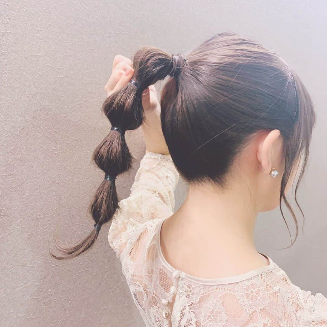 秋元真夏さんのインスタグラム写真 - (秋元真夏Instagram)「.  昨日の収録のヘアスタイル🤍 お笑い二刀流の収録でした〜♪  だんご4兄弟☺️🍡 最近暗くしたカラーは オリーブベージュですっ  たくさん笑って楽しい収録だったなぁ〜！ 昨日見た芸人さんのネタが すごくお気に入りでYouTubeで見てる👀  オンエアお楽しみに💕  #お笑い二刀流  #ヘアアレンジ #だんご4兄弟」10月25日 15時20分 - manatsu.akimoto_official