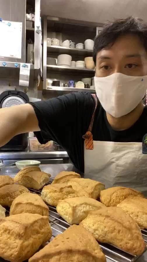 のインスタグラム：「・ ・ 料理インスタライブやってみました。 ・ 今回はスコーン ・ レシピ ・ 薄力粉　250 ベーキングパウダー　15 砂糖　60 バター　60 牛乳　100 ・ 途中でお腹すいてかつ丼作って食べてので一応レシピ。 めんつゆ、みりん、酒を、1:1:1に砂糖を、お好み。 玉ねぎ煮て、とんかつ切って乗せて卵かけて蓋して、すぐ出来上がり。 ・ #朝陽飯　#あさひめし　#アサヒ飯　#スコーン　#料理インスタ　#かつ丼　#cookingram  @asahimeshi  @asahi_uchida」