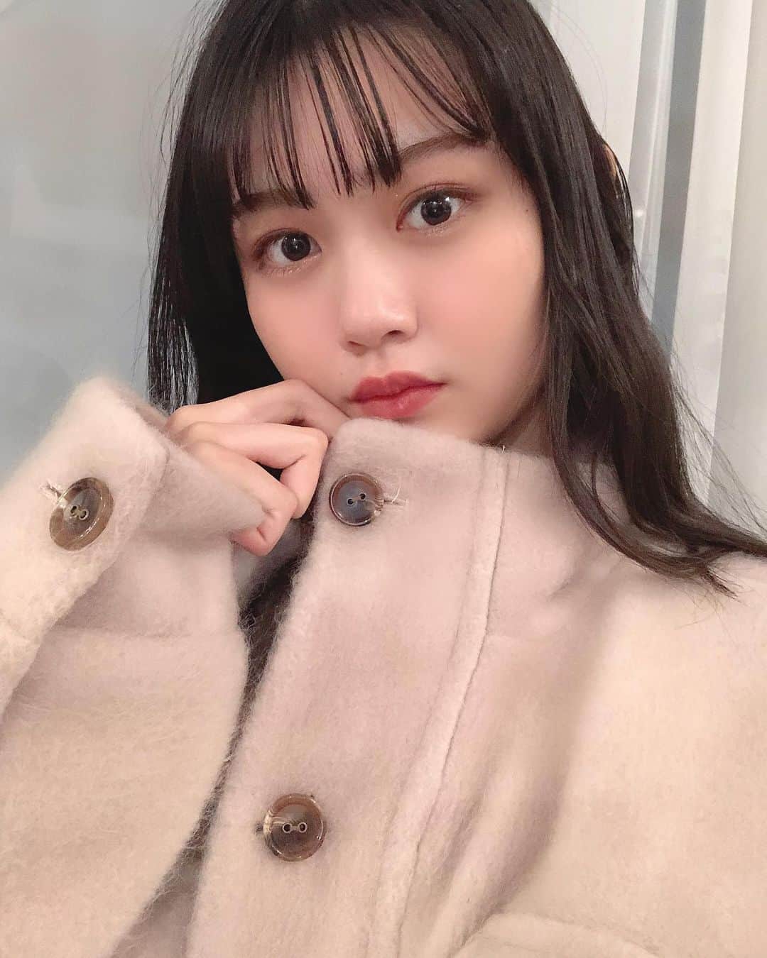 安村真奈のインスタグラム：「ふわふわアウター🤍  #安村真奈 #ふわふわ #ベージュコーデ」