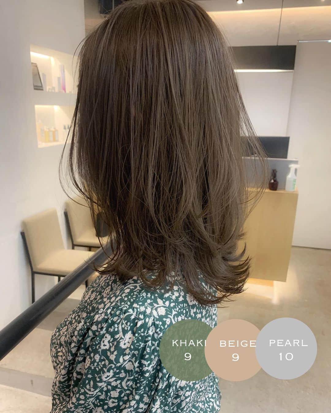 大木光のインスタグラム：「＊リアルサロンワーク swipe→#ヘアとメイクの関係性 .  cut  ラウンドレイヤー . 鎖骨下5cmで丸くラウンド状にカット。 又、頭の丸みに合わせながらレイヤーを施しふわっと抜け感を感じるスタイルに . color カーキベージュ . くすみ感のあるカーキカラーは日本人の肌に馴染みながらも髪の毛の透明感をプラス。 トレンドのファッションなどとも相性が良く秋冬オーダーの多い色味です！ . 赤み系のアイシャドウと組み合わせる事でカジュアルな色気を。 またほんのりオレンジを感じるブラウンとも相性がとても良いです！ #kate#tomfordbeauty #etvos メイク好きな人と繋がりたい#ベージュカラー #ボブ #レイヤーカット #ボブレイヤー#ミディアムレイヤー #レイヤースタイル#グレージュ#キャメルベージュ#カーキベージュ」