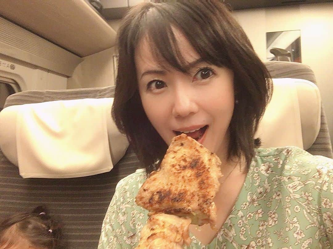 六車奈々さんのインスタグラム写真 - (六車奈々Instagram)「帰りの新幹線。 めんこいテレビさんが控え室にご用意くださったジャンボ焼き鳥を頂きながら、ビール！ おいし〜い^ - ^  隣で、二人はグーグー寝てます。 タフなのは、私だけ\(//∇//)\  #ジャンボ焼き鳥 #岩手競馬 #働くママ #ワーママ #タフなお母さん」10月25日 20時48分 - nanarokusha