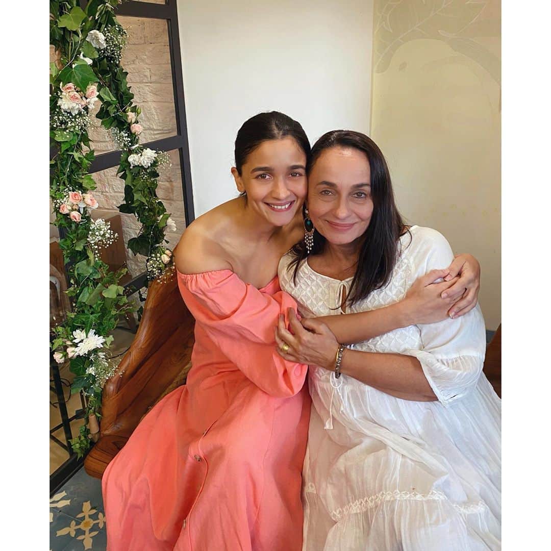 アリア・バットのインスタグラム：「They say - when you’re looking at your mother you’re looking at the purest love you’ll ever know.   Happy Birthday Maa .. I love you so so much 💗」