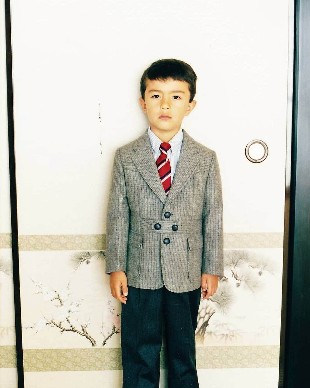 リアド偉武のインスタグラム：「メッセージありがとう。素敵な誕生日を過ごしています😎🥁 30年前の、可愛いけど無表情な少年👶」