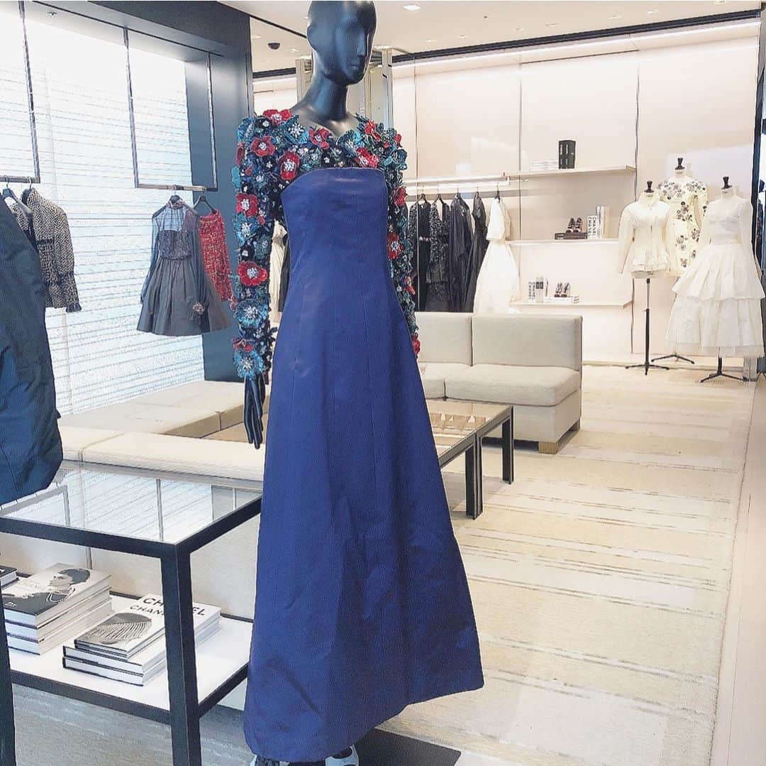 kiyomi medeirosさんのインスタグラム写真 - (kiyomi medeirosInstagram)「@chanelofficial  FALL-WINTER 2020/21 HAUTE COUTURE COLLECTION♡  オートクチュールのお洋服やドレスがお部屋中に並んでいて本当に夢のような時間でした✨✨✨ そして、素敵なツイードワンピースも着させて頂きました🥺💕💕💕 こんなにも可愛いツイードがあるなんて🥺✨✨  本当に夢心地でした🥺🙏✨✨✨  jacket,skirt,bag,boots…#chanel tops…#scye  #fashion#outfit#instagood#instalike#instafashion#ootd#cordinate#style#ファッション#コーディネート#コーデ#ママコーデ #シャネル#ロングスカート#マキシ丈」10月25日 20時50分 - kiyomimedeiros