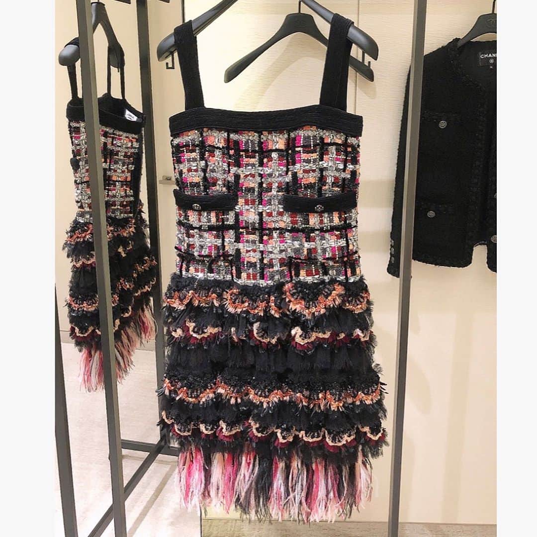 kiyomi medeirosさんのインスタグラム写真 - (kiyomi medeirosInstagram)「@chanelofficial  FALL-WINTER 2020/21 HAUTE COUTURE COLLECTION♡  オートクチュールのお洋服やドレスがお部屋中に並んでいて本当に夢のような時間でした✨✨✨ そして、素敵なツイードワンピースも着させて頂きました🥺💕💕💕 こんなにも可愛いツイードがあるなんて🥺✨✨  本当に夢心地でした🥺🙏✨✨✨  jacket,skirt,bag,boots…#chanel tops…#scye  #fashion#outfit#instagood#instalike#instafashion#ootd#cordinate#style#ファッション#コーディネート#コーデ#ママコーデ #シャネル#ロングスカート#マキシ丈」10月25日 20時50分 - kiyomimedeiros