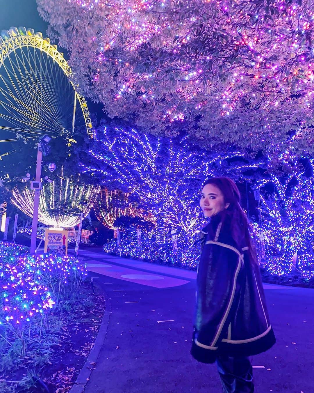 佐々木彩乃のインスタグラム：「毎年人気のよみうりランドのジュエルミネーション！気になってたけど行った事がなく引っ越し作業で全然外に出掛けてなかったので🤣彼と行ってきました😊 都心から近いのに圧倒的なイルミネーションでデートは勿論、友達同士で写真撮りに行っても楽しそう😍 詳しくはよみうりランドのInstagramがリニューアルされてお洒落になってるのでチェックしてみて！✨ コロナ対策もバッチリだから安心して楽しめるよ❤️ #よみうりランド #ジュエルミネーション #ジュエルミネーション2020 #イルミネーション #イルミネーション2020 @yomiuriland」
