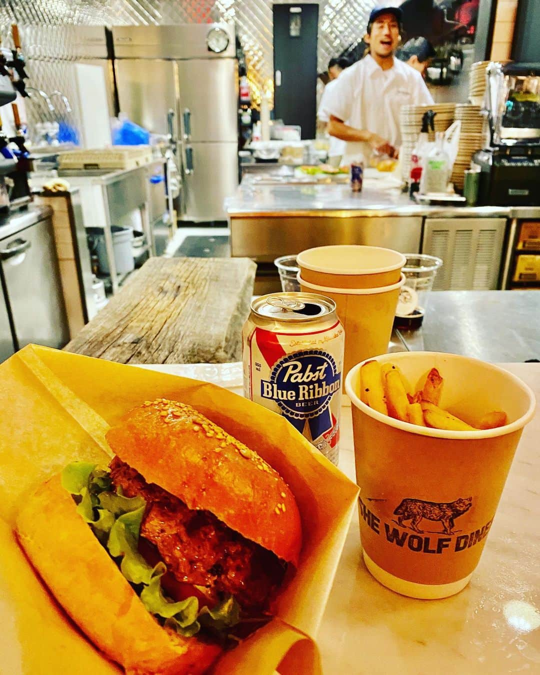 石原亜弥さんのインスタグラム写真 - (石原亜弥Instagram)「🍔 先週渋谷にオープンした @she_wolf_diner さんの オープンイベントへ行ってきましたよ！ 大盛況で、ビール飲みながら1時間並んで やっとバーガー確保… お肉しっかりのパティはもちろん最高で、 フレンチフライがもちカリの米粉系でとっても好み❣️ ・ 渋谷行く機会だいぶ減っちゃったけど、 他のメニューも食べにまた行きたい♪ ・ バンズも非常に美味しかった #shewolfdiner #グルメバーガー」10月25日 20時53分 - aya_dorothy_law