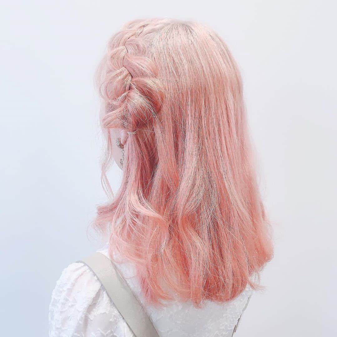 谷口夢奈さんのインスタグラム写真 - (谷口夢奈Instagram)「ピンクの髪でのヘアアレンジ﻿ 初めてだし何しよ〜ってなって﻿ 迷ったけど、編み込みにしてもろた☺﻿ ﻿ 初めてお会いしたメイクさんだったけど﻿ インスタ見てくれてたらしくて﻿ 好みを把握してくれていました🙏🏻✨﻿ ﻿ ﻿ LARME……﻿ いいですよね🩰💕﻿ ﻿ ﻿ ﻿ #stylinghair #ヘアアレンジ #編み込み #編み込みアレンジ﻿ #haircolor #ヘアカラー #pinkcolor #ピンクカラー #ハイトーンカラー #色落ちカラー﻿ #instagood #ootd」10月25日 15時32分 - yuna_tani