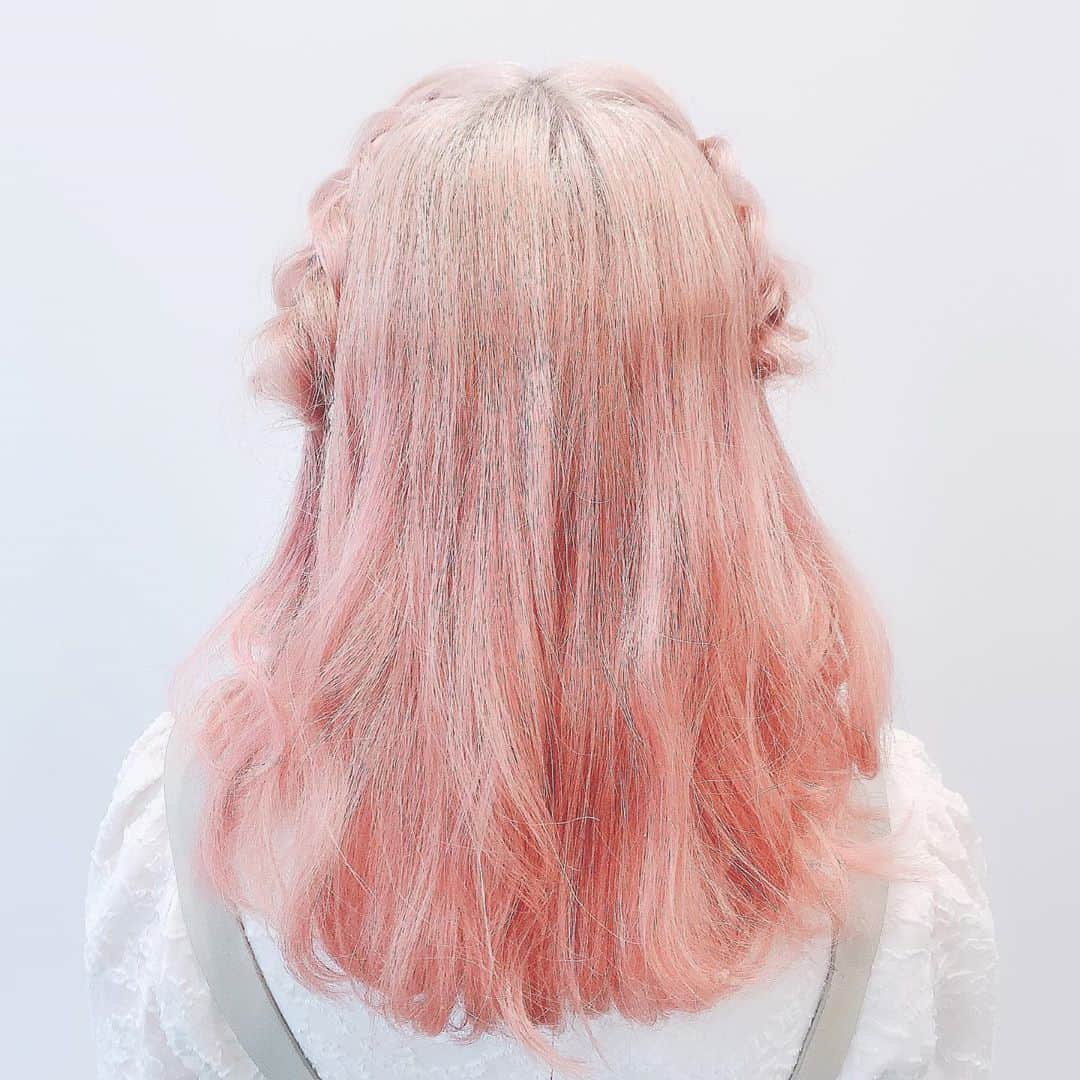 谷口夢奈さんのインスタグラム写真 - (谷口夢奈Instagram)「ピンクの髪でのヘアアレンジ﻿ 初めてだし何しよ〜ってなって﻿ 迷ったけど、編み込みにしてもろた☺﻿ ﻿ 初めてお会いしたメイクさんだったけど﻿ インスタ見てくれてたらしくて﻿ 好みを把握してくれていました🙏🏻✨﻿ ﻿ ﻿ LARME……﻿ いいですよね🩰💕﻿ ﻿ ﻿ ﻿ #stylinghair #ヘアアレンジ #編み込み #編み込みアレンジ﻿ #haircolor #ヘアカラー #pinkcolor #ピンクカラー #ハイトーンカラー #色落ちカラー﻿ #instagood #ootd」10月25日 15時32分 - yuna_tani