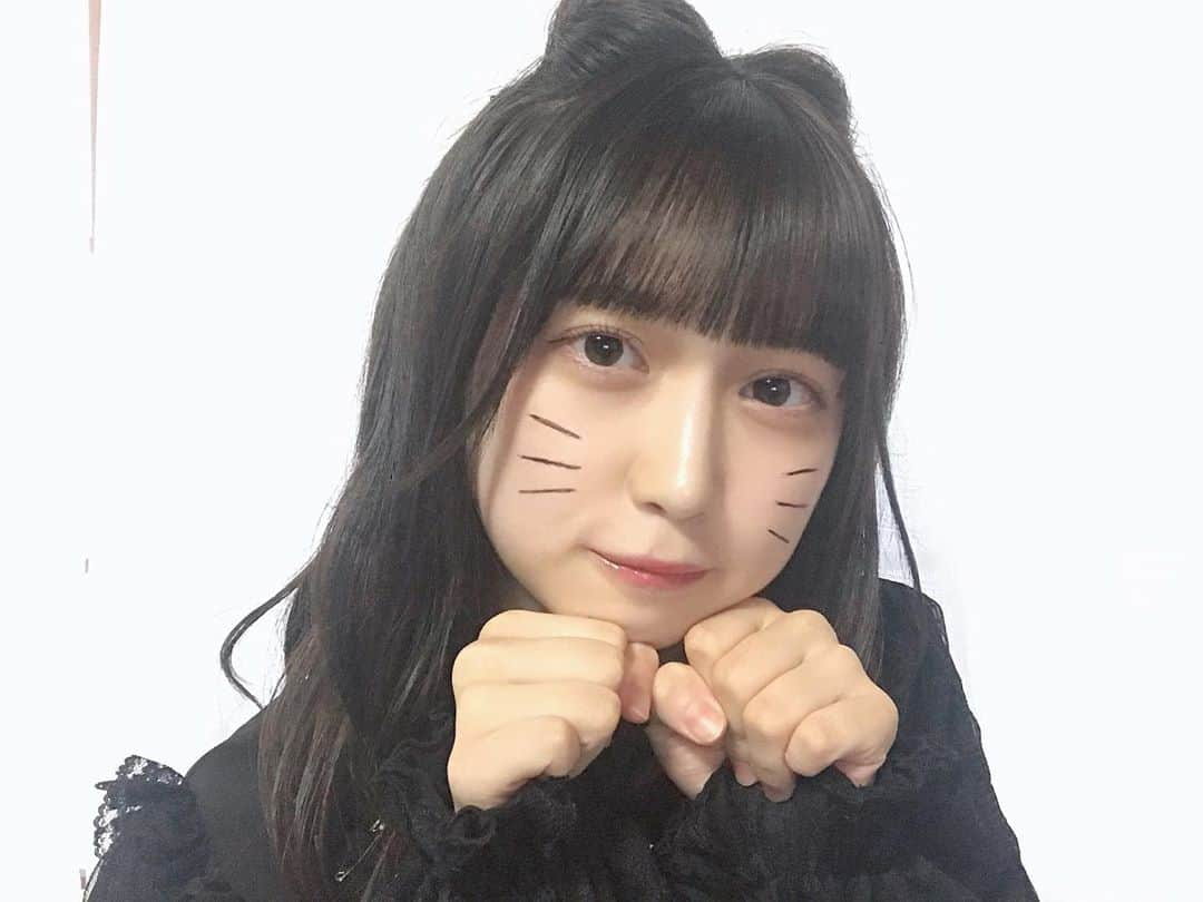 山田杏華のインスタグラム：「﻿ 10月のセルフプロデュース生写真ぜひゲットしてください！﻿ ﻿ 猫になりました🐱🖤﻿ ﻿ #セルフプロデュース生写真#ハロウィン#猫」