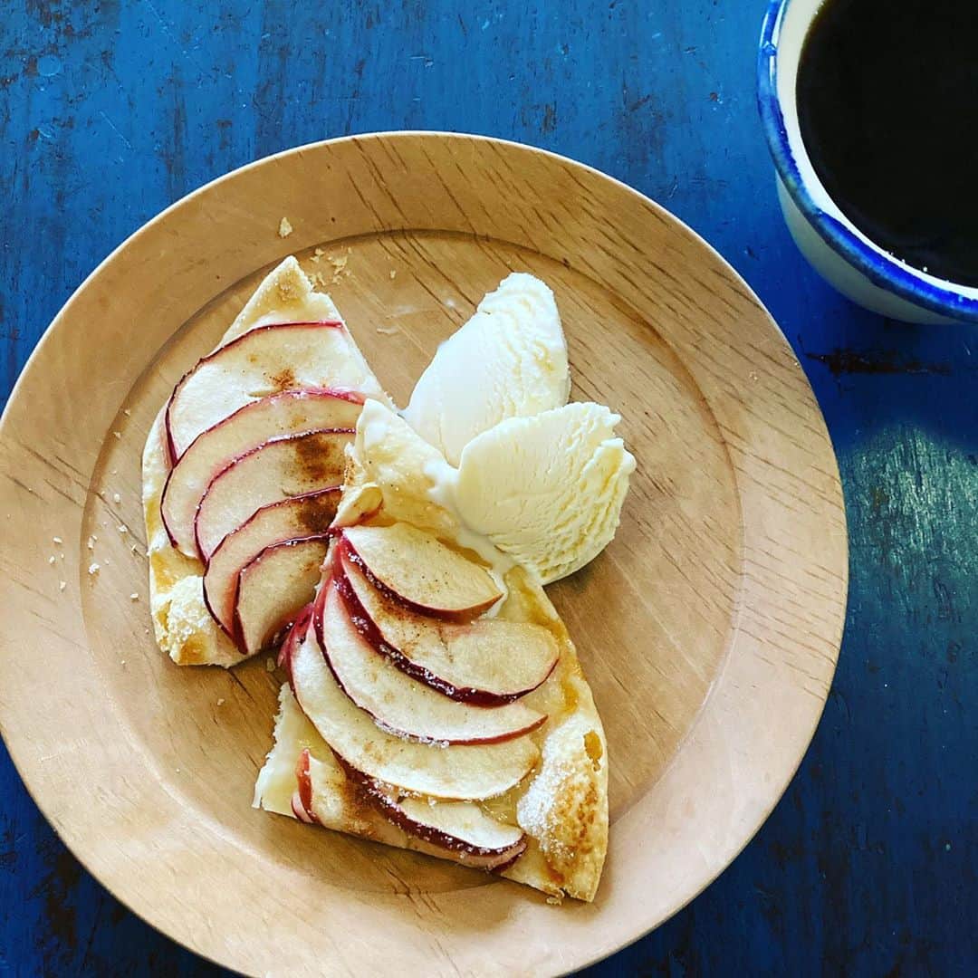 井上荒野さんのインスタグラム写真 - (井上荒野Instagram)「おやつ。残ってたパイ皮と紅玉で、なかしましほさんレシピの簡単アップルパイ🍎」10月25日 15時40分 - arereno