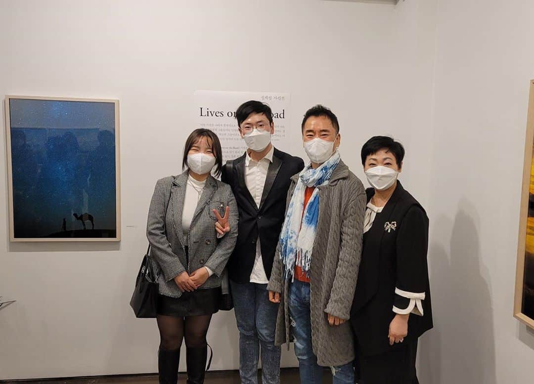 のインスタグラム：「11월 1일까지입니다!!  서두르세요!!😁 순수한 찰라에 빠져들고 느껴지는  아빠사진전📷 함께 공유하고싶어요.  #신제섭사진전 #출판기념사진전 @sjwsjy2」