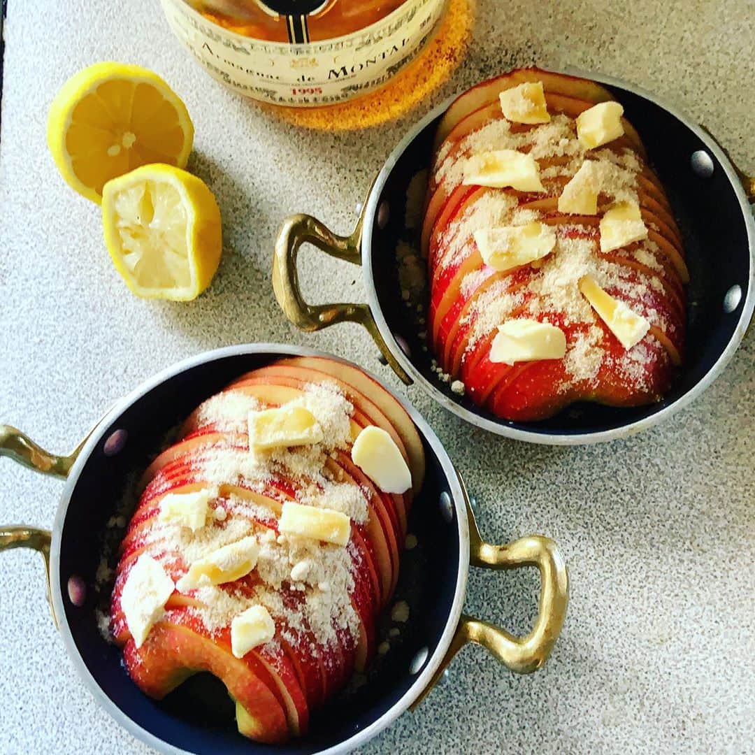 志摩有子さんのインスタグラム写真 - (志摩有子Instagram)「久しぶりに何もない日曜日。 のんびり起きて、ラジオを聴きながら過ごす午後。紅玉はまだなので甘酸っぱいジョナゴールドでベイクドスライスアップル。 スライスしたリンゴにバターときび砂糖、レモン汁、ブランデーをかけてオーブンで焼くだけ。　@likelikekitchen で習って以来、毎年何度も作っている大好きな味。 今日は銘々の小さなフライパンで。少し冷ましてバニラアイスと。りんごの季節がまたやってきた。 レシピは　#予約のとれない料理教室ライクライクキッチンおいしいの作り方  にも。  #ベイクドスライスアップル  #焼きりんご #おやつタイム」10月25日 15時42分 - ariko418