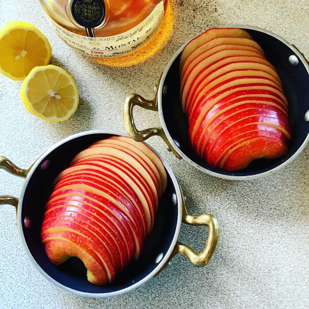 志摩有子さんのインスタグラム写真 - (志摩有子Instagram)「久しぶりに何もない日曜日。 のんびり起きて、ラジオを聴きながら過ごす午後。紅玉はまだなので甘酸っぱいジョナゴールドでベイクドスライスアップル。 スライスしたリンゴにバターときび砂糖、レモン汁、ブランデーをかけてオーブンで焼くだけ。　@likelikekitchen で習って以来、毎年何度も作っている大好きな味。 今日は銘々の小さなフライパンで。少し冷ましてバニラアイスと。りんごの季節がまたやってきた。 レシピは　#予約のとれない料理教室ライクライクキッチンおいしいの作り方  にも。  #ベイクドスライスアップル  #焼きりんご #おやつタイム」10月25日 15時42分 - ariko418