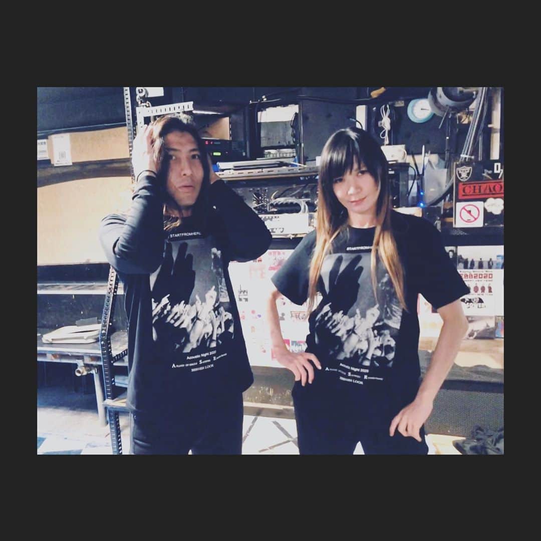 渡邊一丘のインスタグラム：「これからアコースティックライブです。バンドのアコースティックっていつぶりだ？くらいの感じです。 それに伴いTシャツ、ロンTつくりましたー！アコースティックのイベントなのに、バーーンとライブしたい気持ちが溢れちゃったデザインになってます。笑」