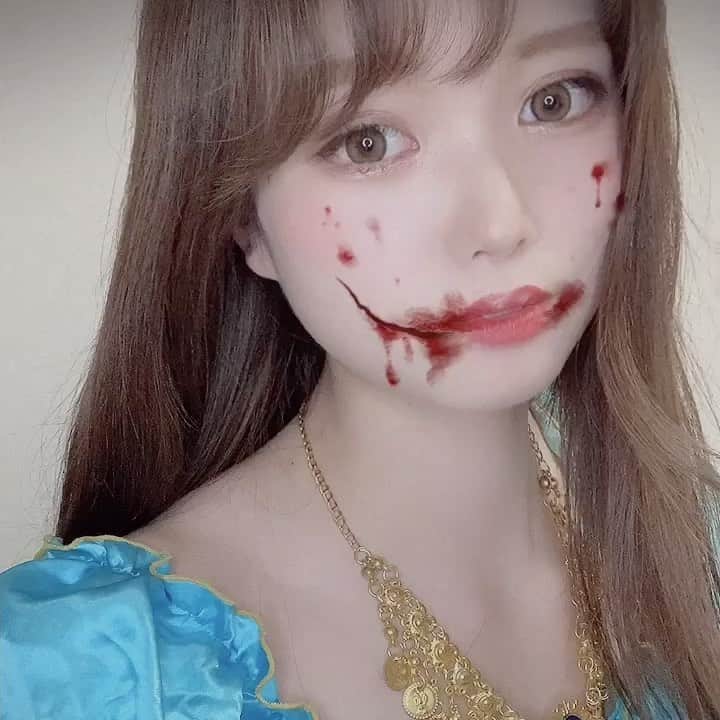 のインスタグラム：「リゼクリニック（@rizeclinic ）様との最後のコラボ第3弾です🎃 ハロウィンということで、仮装をしてみました🧞‍♂️✨ ポイントは可愛いネックレスです！ TwitterのRT数でRay掲載権を争っているのでRTお願いします☺️ https://bit.ly/3glvixj #リゼクリニック #恐ろしいほどリゼで美しく #リゼハロウィン」