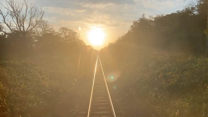 風間ゆみえのインスタグラム：「釧路から根室ををつなぐ花咲線にて  根室始発  本土最東端からの日の出 2020年10月15日  根室での美しい景色を @otonamuse 1月号(11月28日発売) 連載『SENSE OF SEASON』にて お届けしたいと思いますので ぜひ見て下さいね☺️✨」