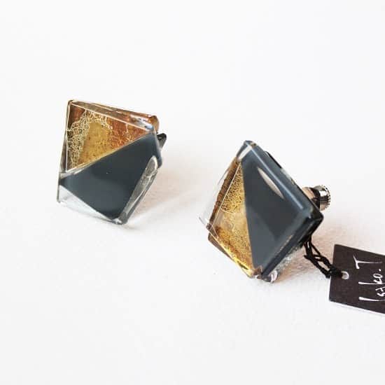 comb de shioさんのインスタグラム写真 - (comb de shioInstagram)「冬のニットが、特別な装いに変わる✨ とっておき、ゴールドのガラスイヤリング。  オンラインショップに新作UPしたので、ぜひ、ご覧くださいね！  贈り物にも、心を込めてラッピングさせて頂きます。  #世界でひとつだけの贈り物  #1点ものアクセサリー  #風景を身につけるアクセサリー #オンラインショップで販売中   Glass art jewelry by Isako.toda﻿﻿ ﻿ #conbdeshio﻿ #コムデシオ ﻿ #コムデシオガラス ﻿ #ガラス作家杜多一菜子﻿ #ガラス作家isako  #アートを身につける新感覚アクセサリー﻿ #ガラスアクセサリー﻿ #1点ものアクセサリー ﻿ #作家ものアクセサリー ﻿ #ハンドメイドアクセサリー ﻿ #ガラス作家 ﻿ #アート好きな人と繋がりたい ﻿ #ファッション好きな人と繋がりたい ﻿ #ガラスジュエリー  #大人のアクセサリー  #三重県津市  #30代ファッション  #40代のおしゃれ  #50代ファッション  #combdeshioglass﻿ #madeinjapan #handmade #jewelry #glassjewelry #glassartist﻿ #glassartjewelry #handmadeaccessory」10月25日 15時48分 - comb_de_shio