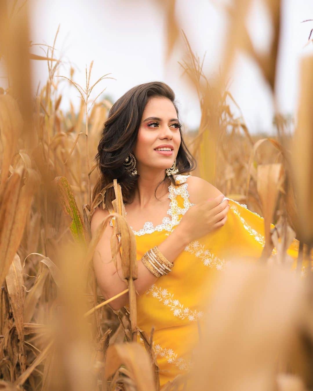 のインスタグラム：「Wish you all a very Happy Dussehra !  Sending all the good vibes your way ❤️  Outfit- @shopmulmul  ——————————————————————  📸 @duagunjan #AakritiRana #dussehra #outfit #ootd #festivevibes #festiveseason #saree #sari #outfitinspiration #ethnicwear」