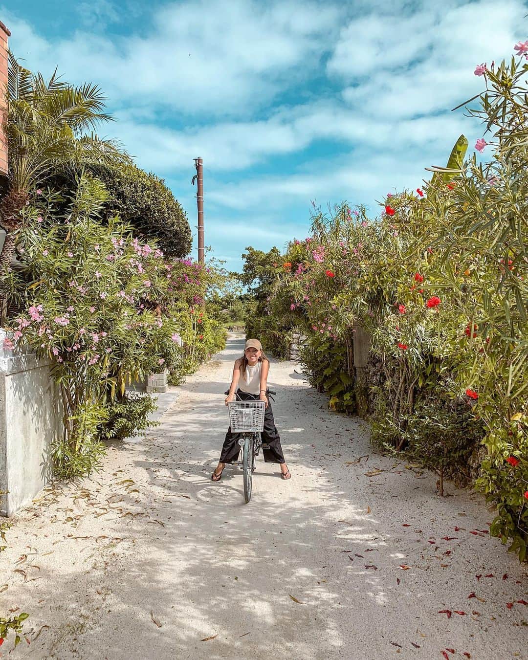 宏実のインスタグラム：「昨年に続き2度目の竹富島🏝お気に入りの写真すぎて2020バージョンで撮ってみた🤳（私のインスタさかのぼると2019バージョン出てきます🌺♪）今回も🚲でコンドイビーチ🐚　What a beautiful island♡  #竹富島 #taketomiisland」