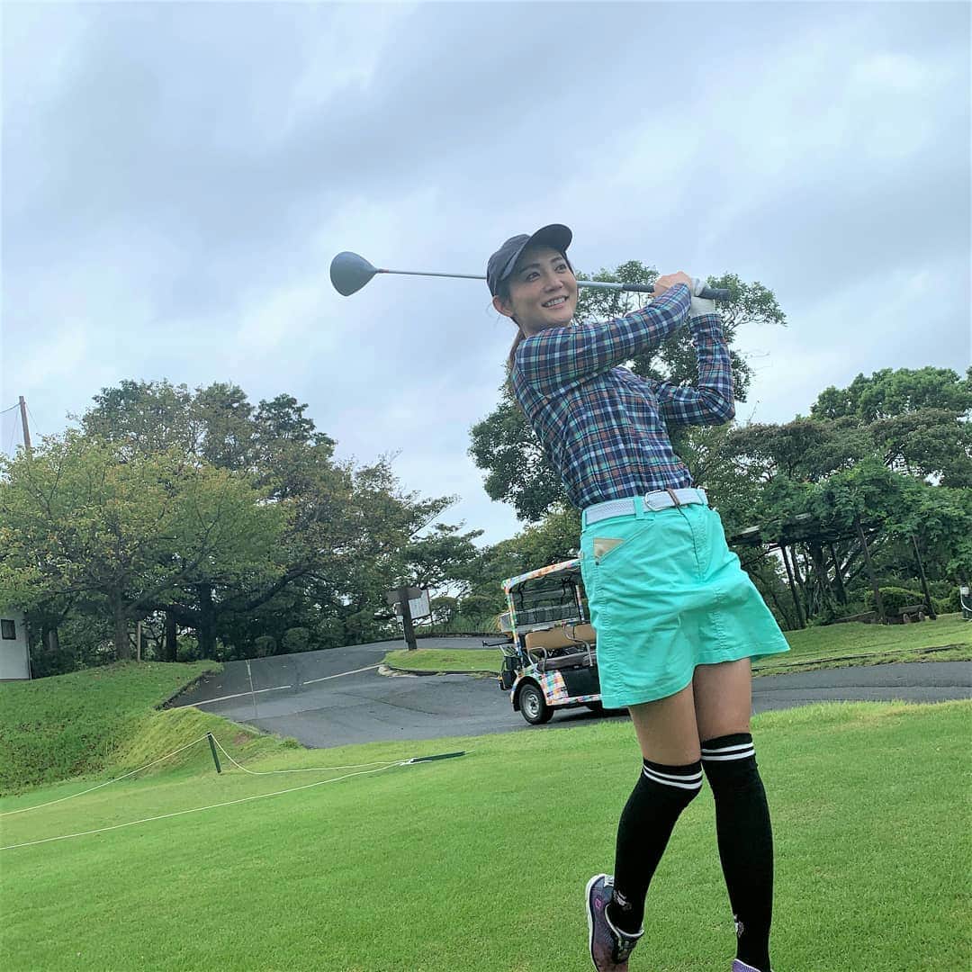 のインスタグラム：「せっかちだからラウンド中に写真や動画ほとんど撮ったことなかったけど、今度からタイミングで撮れるときは撮ってみよう😁にしても今月は全然ゴルフ行かなかったな😭来月はコンペもいくつかあるし、いろいろ楽しみです⛳✨ * 競馬の話→今日は菊花賞でしたね🐎コントレイル、ちょっとハラハラしたけどやっぱり凄かった💕ちなみに今は馬券の購入はお休みしています🐎💰（ゴルフ出費がね笑）また再開したら買った馬券とかも載せてみようかな🐎✨ #ゴルフ #ゴルフ大好き #ゴルフ女子 #ゴルフ男子  #ゴルフコーデ #鎌倉パブリックゴルフ場 #鎌倉パブリック #ゴルフ女子あるある #アンバサダー #ゴルフ場 #大船駅からすぐ #鎌倉 #パブリックゴルフ場 #関東ゴルフ #鎌倉ゴルフ #神奈川県 #秋ゴルフ #目指せ100切り #インスタゴルフ女子 #kamakura #golf #lovegolf #instagolf #golfstagram #ゴルフ好きな人と繋がりたい #ゴルフ女子と繋がりたい」