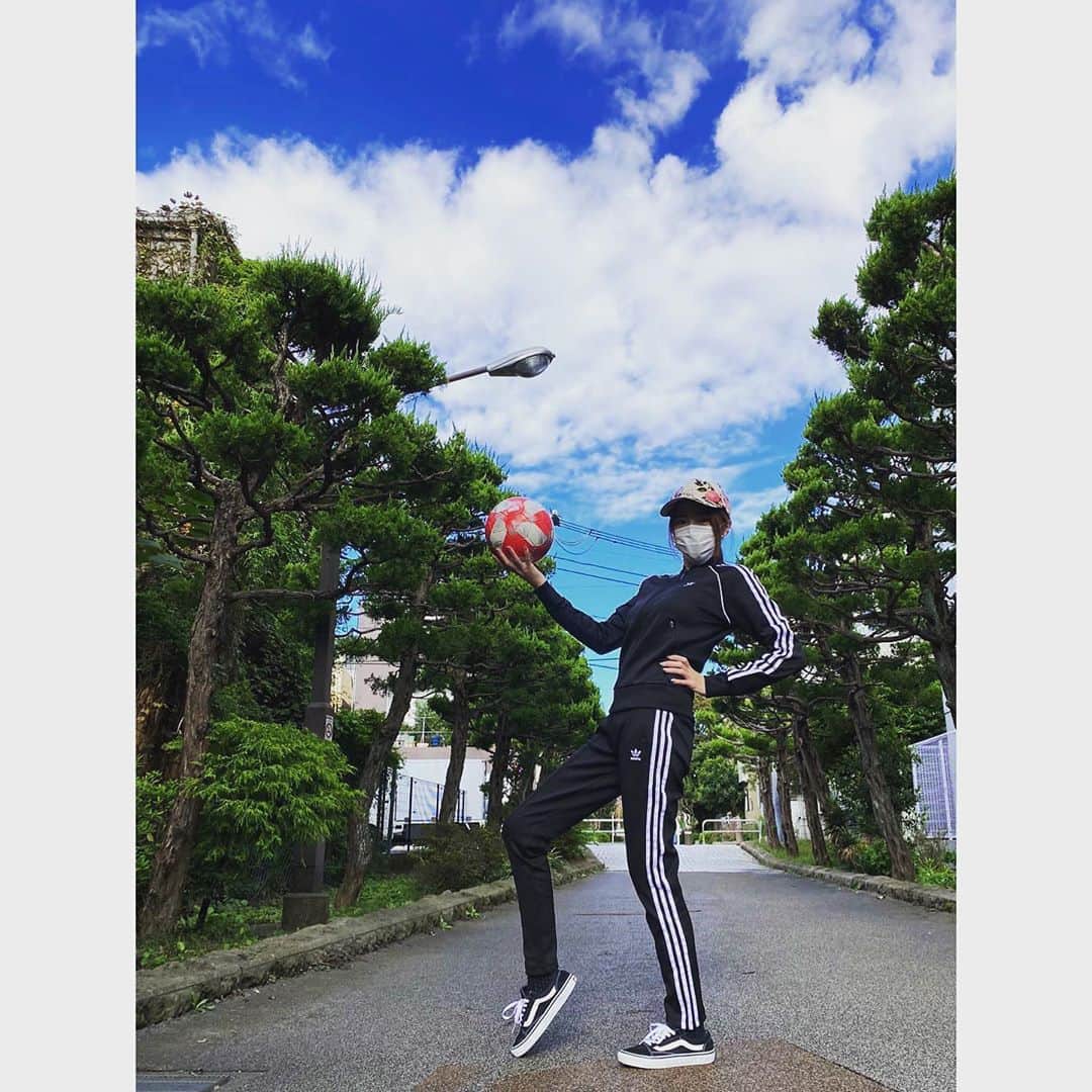 のインスタグラム：「✨﻿ わたし今日、﻿ サッカーの看護当番⚽️🤙﻿ ﻿ ﻿ ﻿ ﻿ 　﻿ ﻿ ﻿ ﻿ #サッカー﻿ #soccer﻿ ﻿ #adidas﻿ #アディ男﻿ ﻿ ﻿ ﻿ ﻿ ﻿ ﻿ ﻿ ﻿ ﻿ #PINCHER﻿ #ピンシャー﻿ #インスタ﻿ #スキンケア﻿ #ヘアケア﻿ #美意識﻿ #美容﻿ #通販﻿ #楽天﻿ #yahoo﻿ #Amazon﻿ #自社モール﻿ #マルチクレンズ ﻿ #美肌﻿ #洗顔﻿ #クレンジング﻿ #高級﻿ #化粧水﻿ #beauty﻿ #手洗い﻿ #うがい﻿ #肌質﻿ #素肌力﻿ ﻿ ﻿ ﻿」