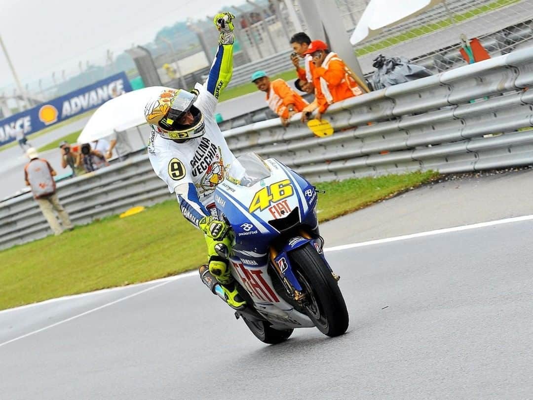 MotoGPさんのインスタグラム写真 - (MotoGPInstagram)「#OnThisDay at the 2009 #MalaysianGP 🇲🇾 @valeyellow46 clinched his 9th World Title 🏆 Who remembers the "Gallina vecchia fa buon brodo" celebration? 🥚 #MotoGP #VR46 #ValentinoRossi」10月25日 16時00分 - motogp