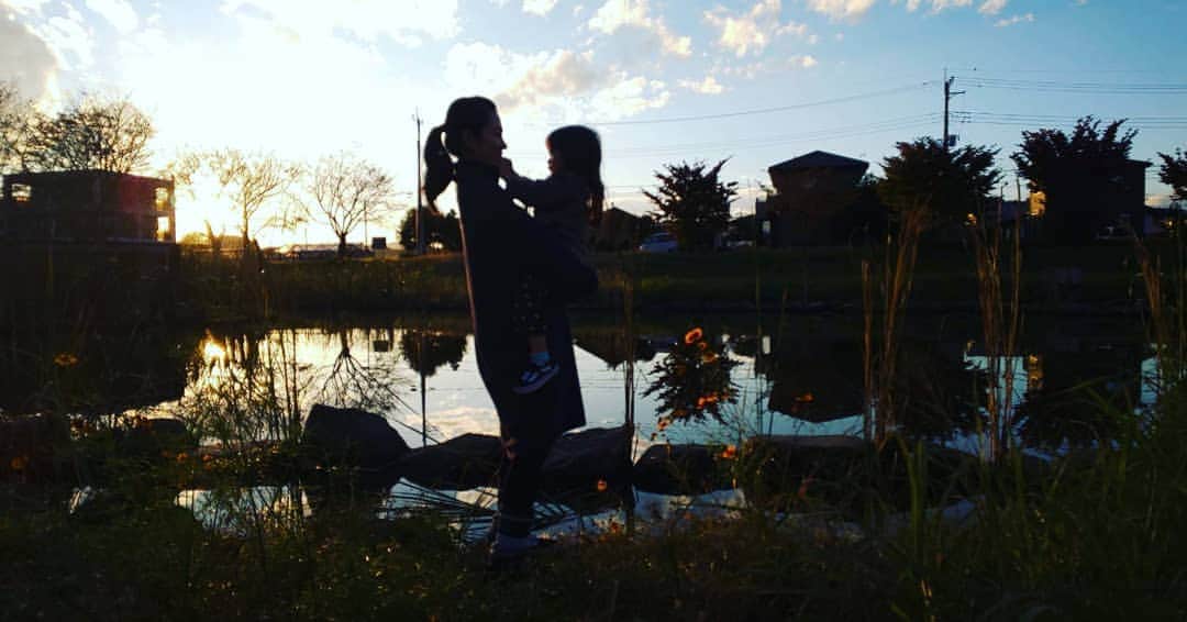吉村美樹さんのインスタグラム写真 - (吉村美樹Instagram)「もはや抱っこも、お腹にのせている感じ（笑） #マタニティライフ #妊娠６ヶ月 #娘を抱っこ #お腹 #ぽっこり #シルエット #夕日 #大池公園 #🌇 #母と娘」10月25日 16時02分 - yoshimuramiki0911
