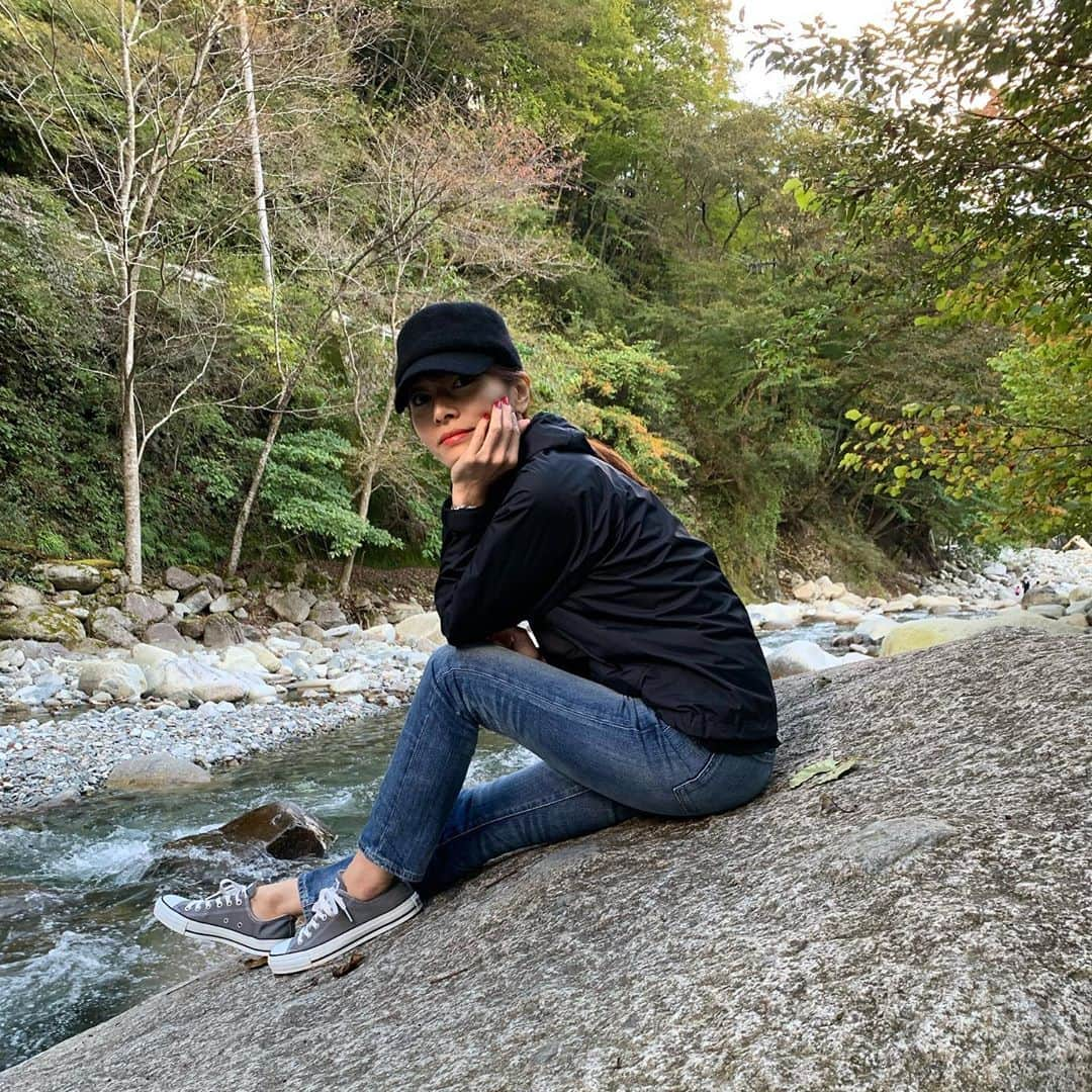 前田真理子のインスタグラム：「キャンプに行ってきました！たっぷり充電できたので、明日から、またお仕事頑張ります。 …今から大量のお洗濯です🤣  #キャンプ#キャンプ初心者 #キャンプ場 #キャンプごはん #ファミリーキャンプ#秋キャンプ #川#味噌ラーメン」