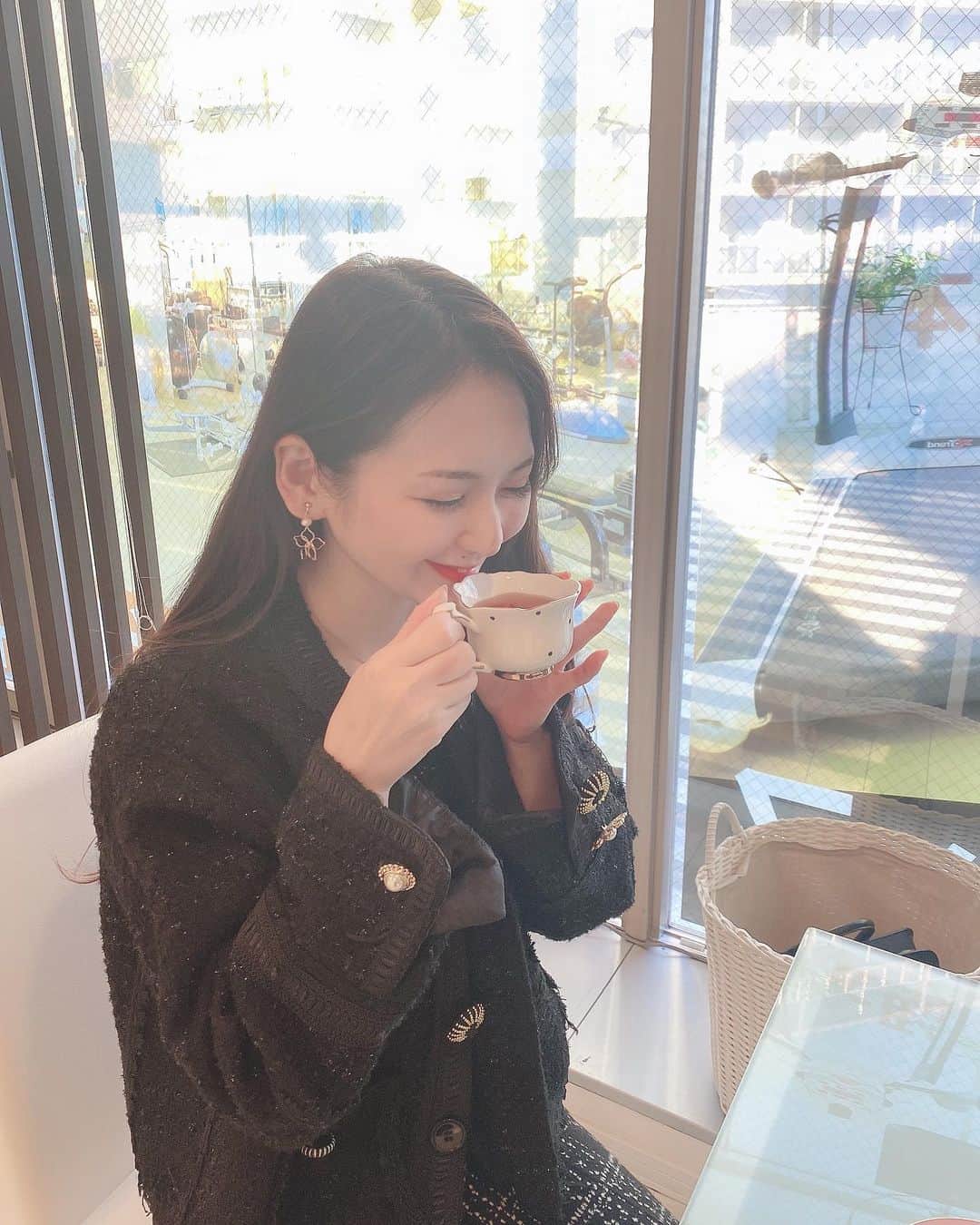 藤後 沙織 とうごさおりのインスタグラム：「今日は @sweethoney_official さんにお邪魔してセルライトゼロ60分コースの施術をしていただいたよ☻ 5役の痩身マシーンを脚と背中にあてていただき、 脚がとっても軽くなりました😊 セルライトってホームケアでは落ちないから、 プロにおまかせするのが一番♥︎ 駅近なのも通いやすくていいよね🙆‍♀️ ・ #sweethoney#九段下エステ#飯田橋エステ #セルライト#セルライトゼロ#ダイエット#ハーブティー」