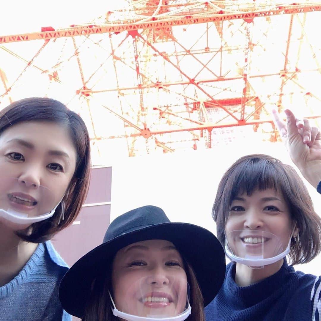 大石まどかさんのインスタグラム写真 - (大石まどかInstagram)「昨日は秋晴れで真っ青の空の下、舞チン❣️ジュンジュン❣️と東京タワー🗼に行きました。上京して30年。初めての東京タワー🗼 スカイツリーは2度行った事があるのになんでかぁ❓東京タワーは初めて😅333メートルは私の故郷の函館山とほぼ同じなのよ‼️ # 多岐川舞子 さん #石原詢子さん #東京タワー #初めて #333」10月25日 16時11分 - madoka_oishi