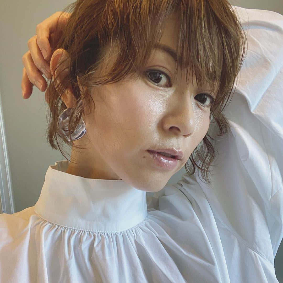 畑野ひろ子のインスタグラム：「@newans.official のシャツ。 やっぱりシャツが好き❤️ ここのシャツは、洗って干してそのまま着ても綺麗だからシャツ好きにはたまらないです😆 この襟がお気に入りです🥰」