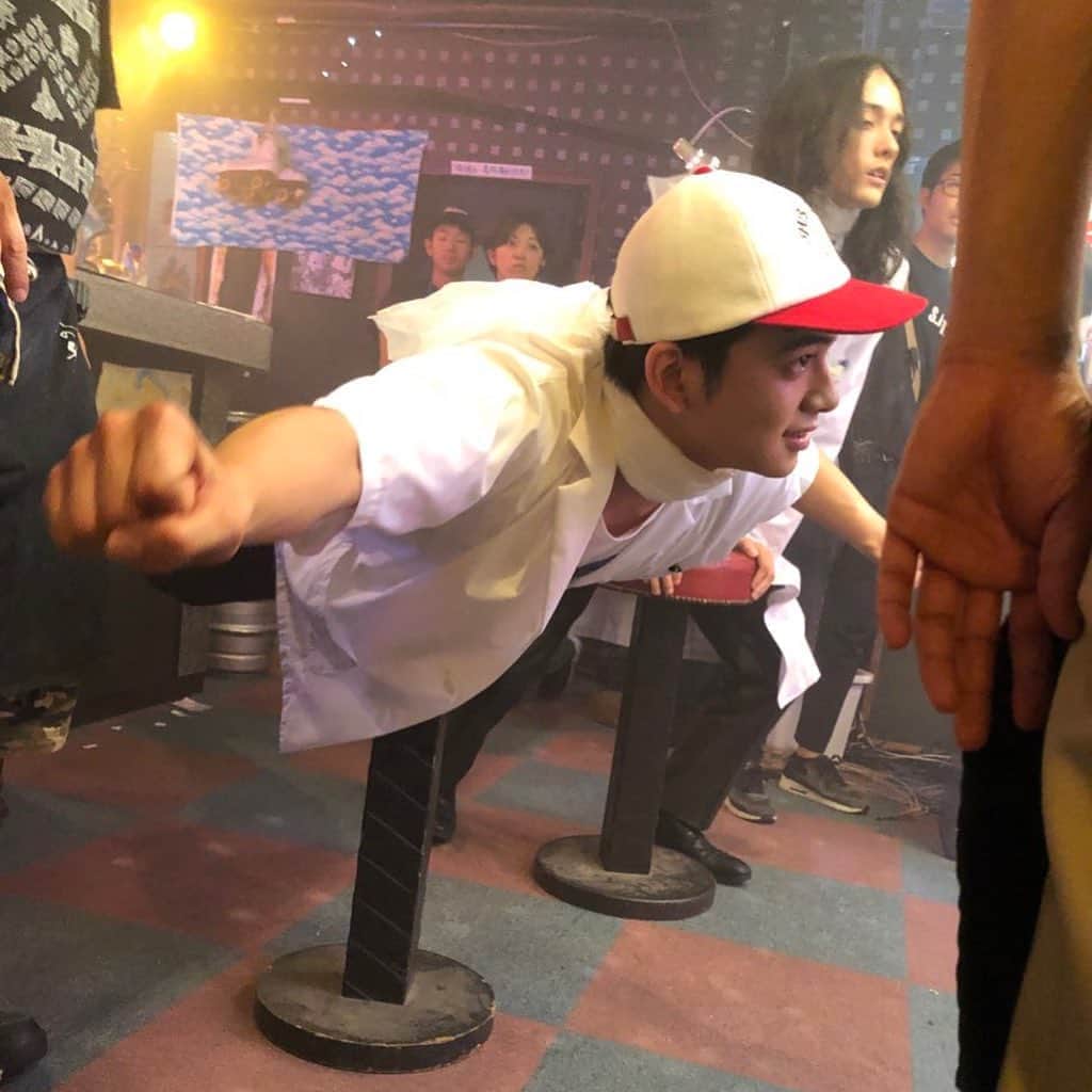 のインスタグラム：「[#TakumiMovie] TonkatsuDJmovie’s Tweet on October 25, 2020.  ［撮影こぼれ話］ 小原です🤓 クランクインはアゲ太郎たちの秘密基地だったのですが、10月なのに暑い暑い🥵持ち込んだクーラーも効かないほど。北村くんの首に巻いてるスカーフも衣裳の一部なのですが、実は中に冷却剤を仕込んだりしてました。 — [Shooting story] This is Ohara 🤓 Crank-in was a secret base for Agetaro and others, but it was hot and and even though it was October, the cooler that was brought in was not effective. The scarf around Kitamura-kun's neck was also part of his costume, but in fact, I put a coolant inside.  #とんかつDJアゲ太郎 #北村匠海 #TakumiKitamura #DISH//」