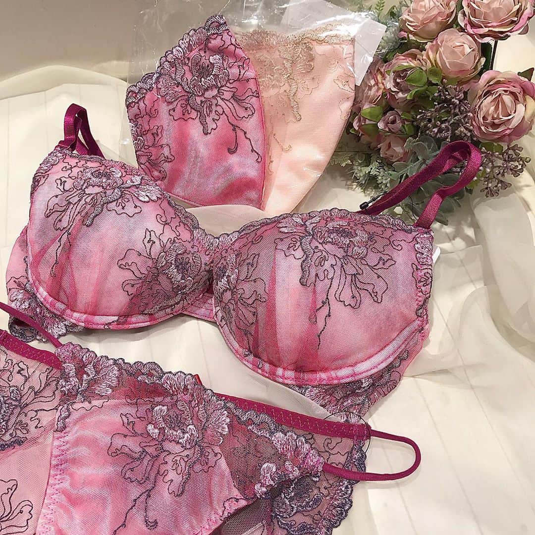 Ravijour札幌4丁目プラザ店のインスタグラム：「#onsale  ・レーシーブーケマスク ¥1,000+tax  ・スモーキーフラワー 単品ブラ ¥4,290+tax 単品ショーツ ¥2,590+tax  ランジェリーと同じマスクもおすすめです✨  #ravijour #ラヴィジュール #ravijourstaff  #ravijoursapporo  #ravijour_official  #pivot #ピヴォ #マスク」
