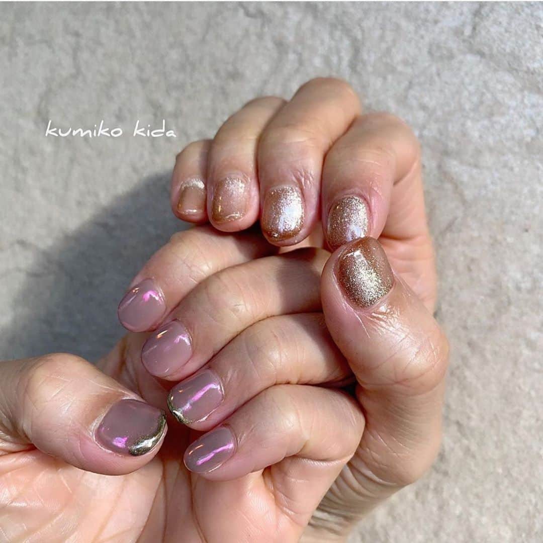 仁藤みさきのインスタグラム：「色がかわいすぎる😭❤️❤️  #nails  #pink #gold #ピンク #ネイル #ラメネイル  #ゴールド #ミラーネイル」