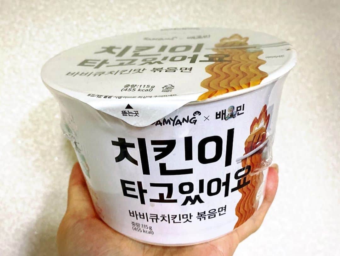 とぎもちさんのインスタグラム写真 - (とぎもちInstagram)「.﻿ 【韓国】﻿﻿ 韓国の新商品﻿ 「チキニタゴイッソヨ(치킨이 타고있어요)﻿ 食べてみました♪﻿ ﻿ 「チキンが乗っています」と訳してたのですが﻿ 正しくは﻿ 「チキンが焼けています」だそう！笑﻿ ﻿ バーベキューチキン味で﻿ 甘辛バーベキューに﻿ ピリッとした辛さもあって美味しい 😳💕﻿ ﻿ これ結構好きだな 🤔💓💓﻿ ﻿ bbqのブラックペッパーチキンも乗せて﻿ 組み合わせ最高！﻿ .﻿ ﻿#チキニタゴイッソヨ #チキンが焼けてます #韓国 #韓国コンビニ #韓国コンビニCU #GS25#CU #韓国インスタント #韓国新商品 #치킨이타고있어요 #편의점 #씨유 #황금올리브블랙페퍼 # #먹스타그램 #토기모치 #とぎもちkorea #토기모치mukbang #먹방 #とぎもちチキンが焼けてます #とぎもちチキン」10月25日 16時27分 - togistagram