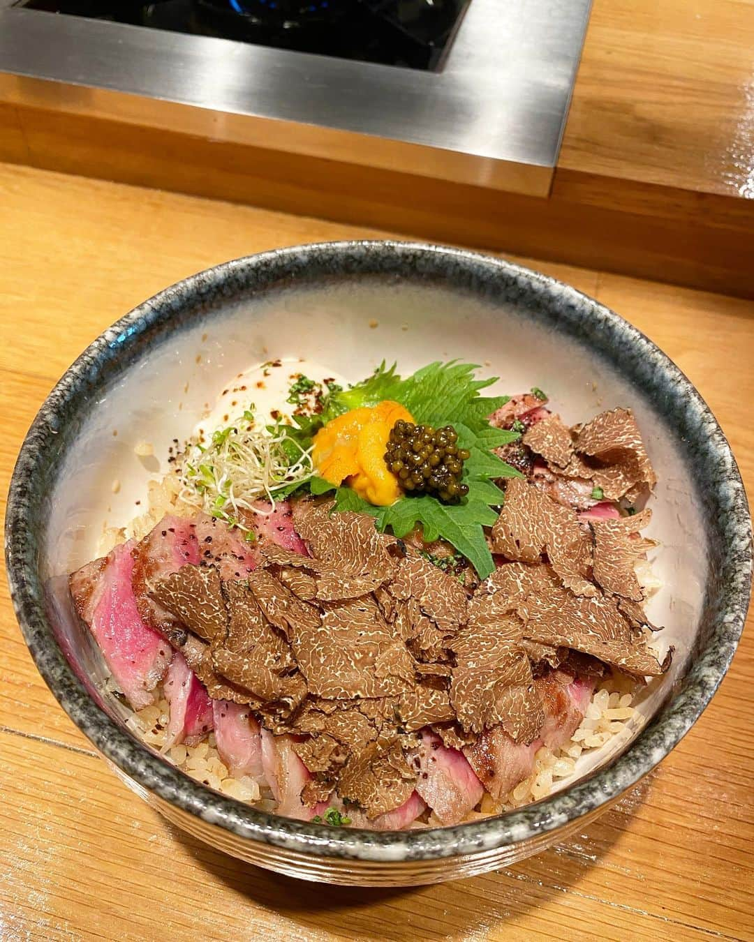 片山夏実のインスタグラム：「21日間寝かした長崎A5和牛丼 土鍋トリュフご飯 山盛り食べた1日でした🍚 #fatcow #singpore #シンガポール」