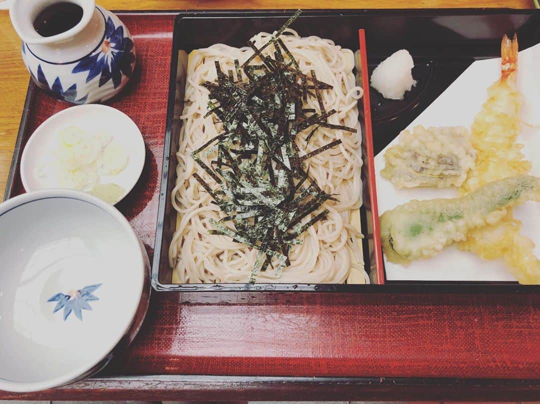 中村譲のインスタグラム：「大人の蕎麦の食べ方。 #蕎麦  #いたわさ  #こんにゃく田舎煮  #ビール  #soba #japanesefood」