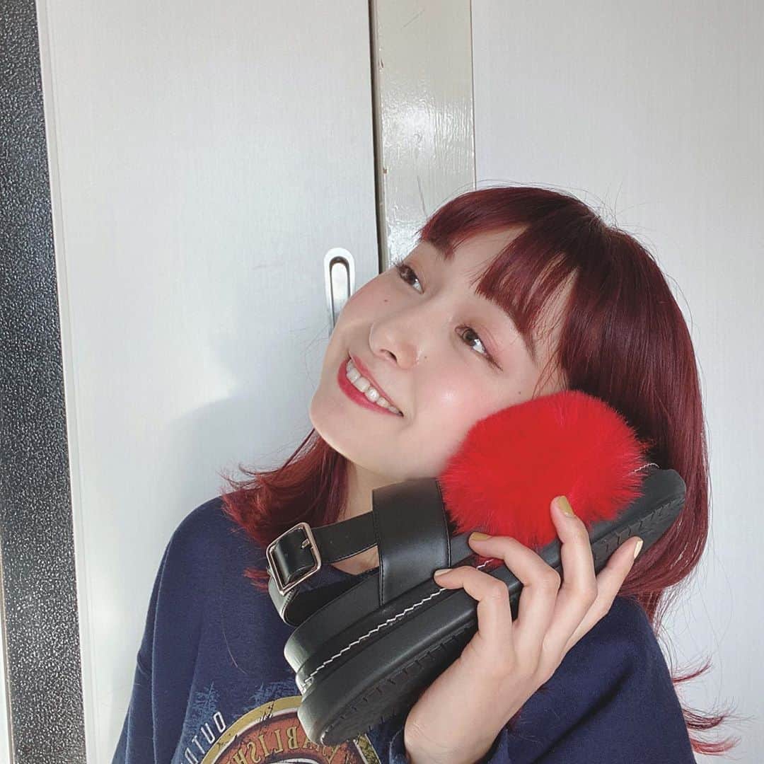 トミタ栞さんのインスタグラム写真 - (トミタ栞Instagram)「#RNA の新しい靴がもう ふわふわ過ぎて顔に当て続けたい。 電話にしたい。 靴として使うのもったいな過ぎて 外で履ける気がしない。 😭やだ履きたくない😭 フェイクファーってところも大好き。 #秋服#フェイクファー#赤髪」10月25日 16時42分 - tomita_shiori