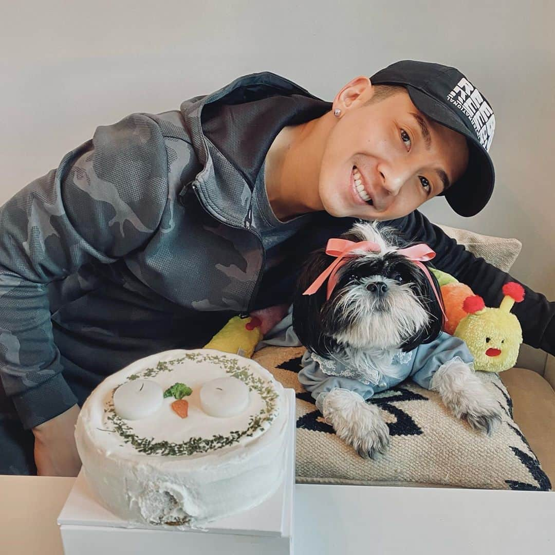 ブライアンさんのインスタグラム写真 - (ブライアンInstagram)「Celebrating my baby girl Ash’s 2nd Birthday🥳 우리 둘째 애쉬의 두번째 생일 파뤼타임! #dogsofinstagram #doggielove  #강아지 #강아지생일파티」10月25日 16時36分 - thebrianjoo