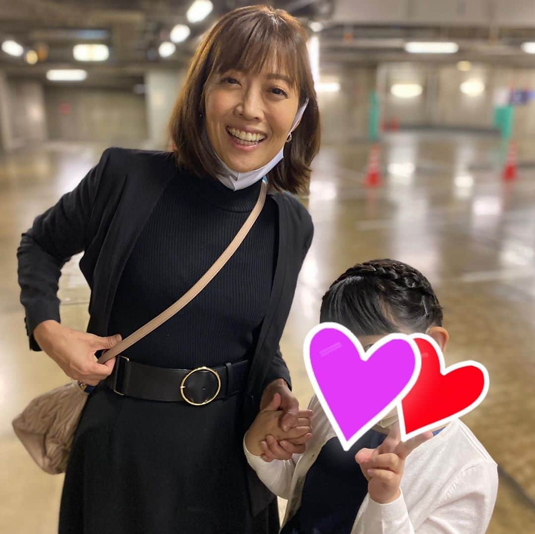 のインスタグラム：「今日は娘のピアノ発表会でした🎹リクエストで少しだけレイア姫風な髪型にしあげました😁 ... そうそう先日買った、娘と同じドレスを着ているお子さんがいました💕ファストファッションはそういったお揃いリスクがあるのをすっかり忘れていましたよ😁 ... 娘の入学式の洋服はまあまあなものをネットで買ったら、なんとクラスに4人！同じ洋服を着ていて、突如公立なのに私立感が出たのを思い出しました（笑） #海保知里　 #年子育児 #6歳8歳 #小1小2 #小学1年男子 #小学2年女子 #ピアノ発表会」