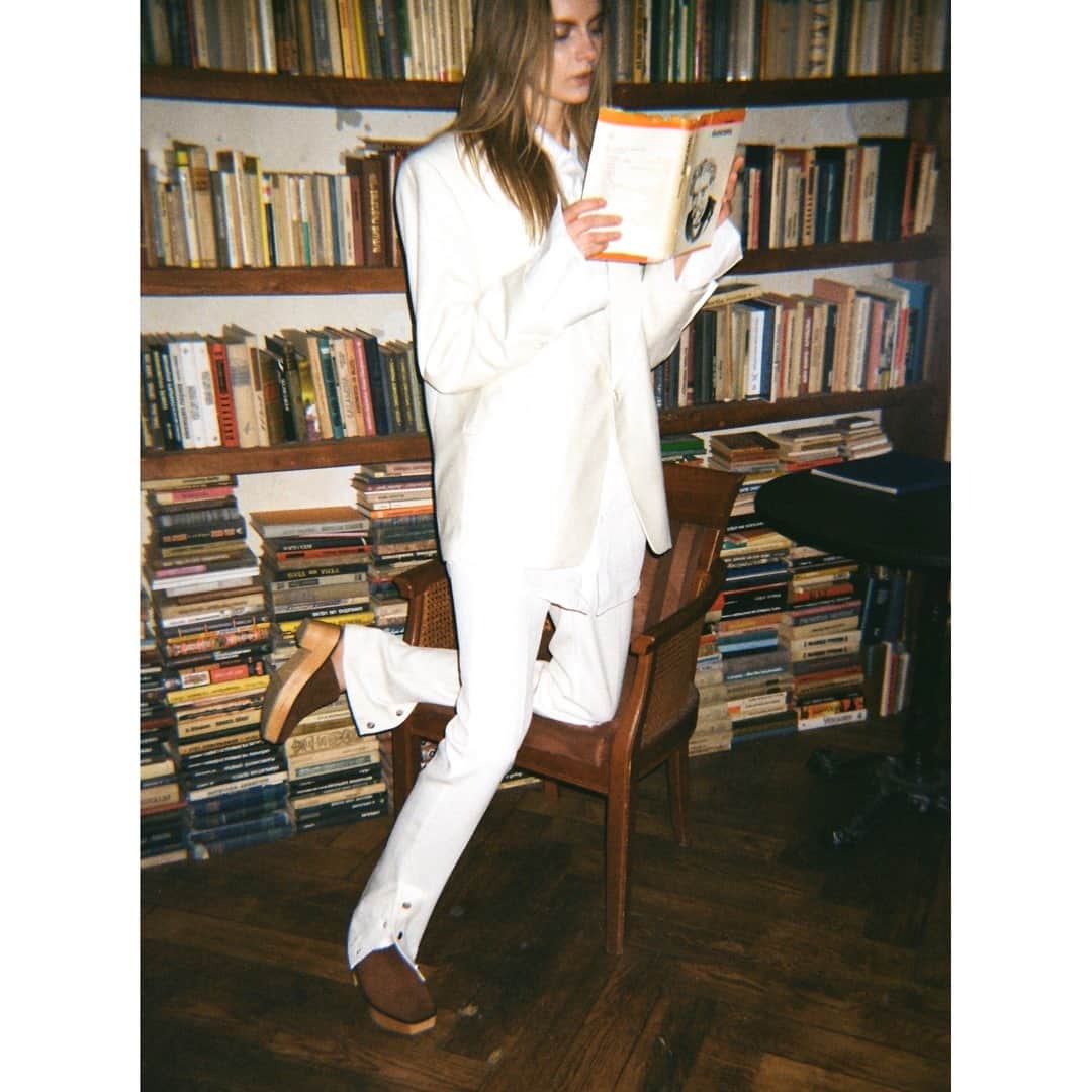 テーリポルキのインスタグラム：「Sunday checklist: do nothing but chill 🧡 ⠀⠀⠀⠀⠀⠀⠀⠀⠀ ⠀⠀⠀⠀⠀⠀⠀⠀⠀ #TERHIPÖLKKI #terhipölkkistore #kämpgarden #scandinaviandesign #finnishdesign #sustainable #sustainablefashion #designfromfinland #finnishfashion #footwear #shoes」