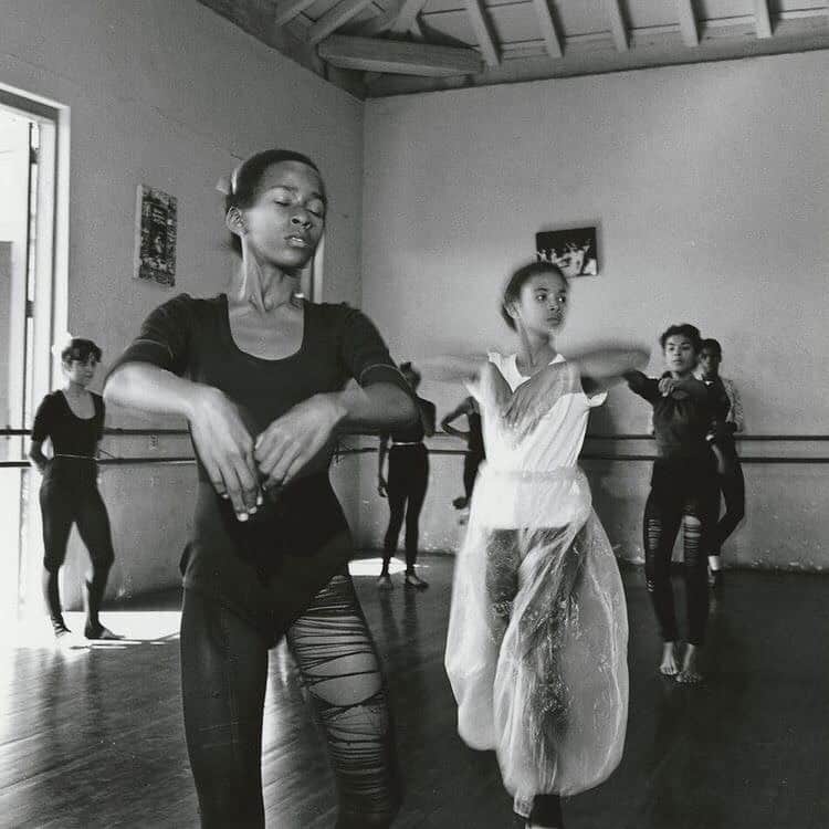 Meganさんのインスタグラム写真 - (MeganInstagram)「Photo by Milton Rogovin via 〰 @landofwomen  . . . . #dancers #miltonrogovin」10月25日 16時46分 - zanzan_domus